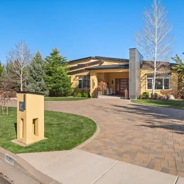 GORGEOUS CUSTOM HOME IN CASSAZA RANCH