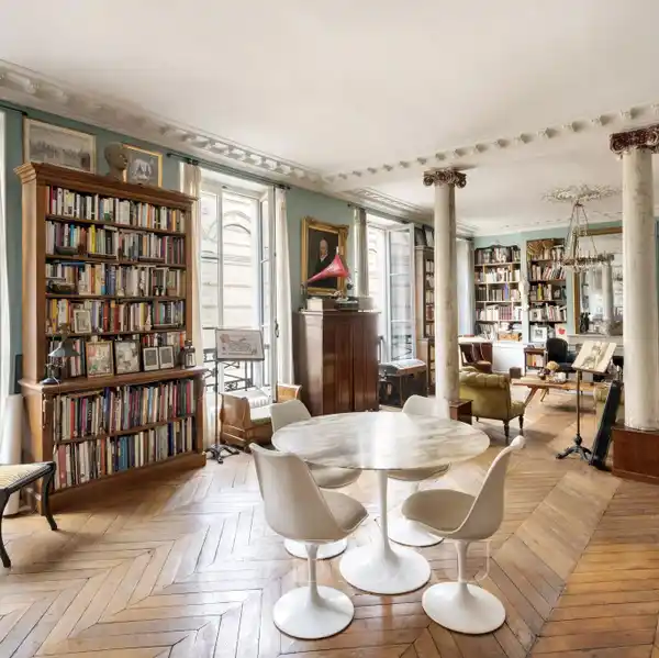 SUNLIT MARAIS PIED-à-TERRE IN HISTORIC MANSION SETTI