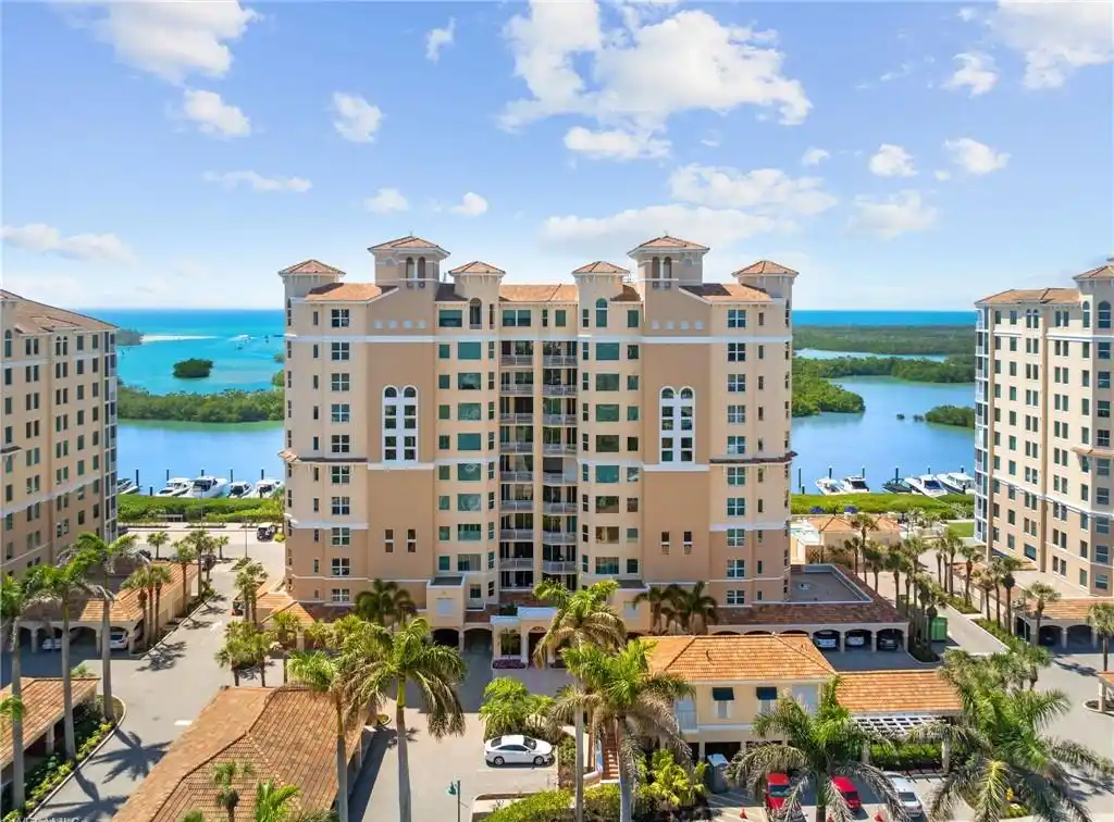 Waterfront End-unit Retreat