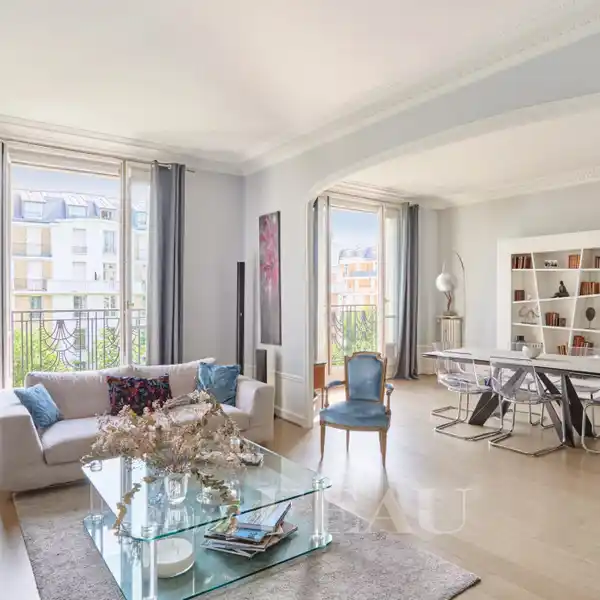 COMPLETELY RENOVATED FAMILY FLAT