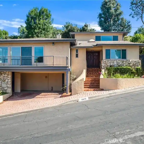 HILLTOP ELEGANCE WITH MODERN LUXURY