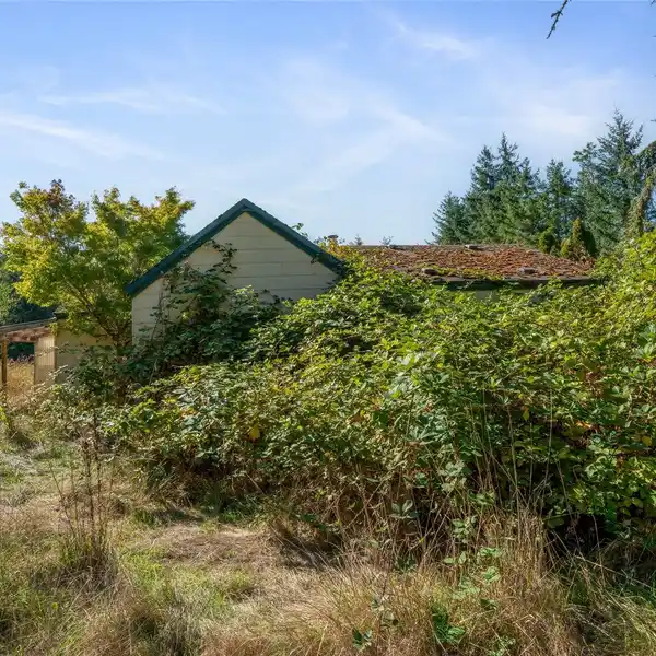 RARE AND VERSATILE 33.42-ACRE PROPERTY
