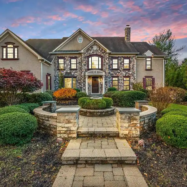 ELEGANT CUSTOM HOME IN A SOUGHT-AFTER AREA