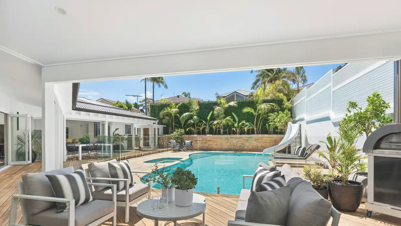 Exquisite Residence on Estate-like Grounds