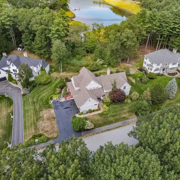 EXQUISITE WATERFRONT ELEGANCE