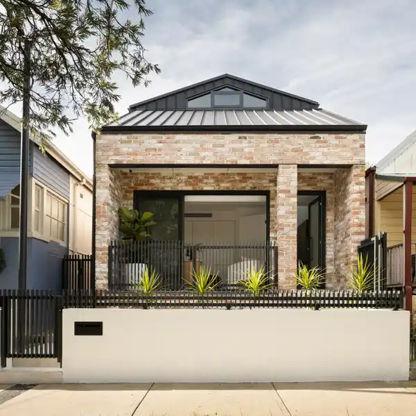 STRIKING CONTEMPORARY LIVING