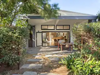 Single-Level Federation Home on a Desirable Street