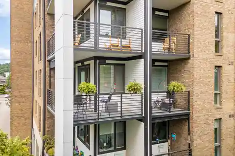 Upscale North Shore Condo with Stunning Sunsets
