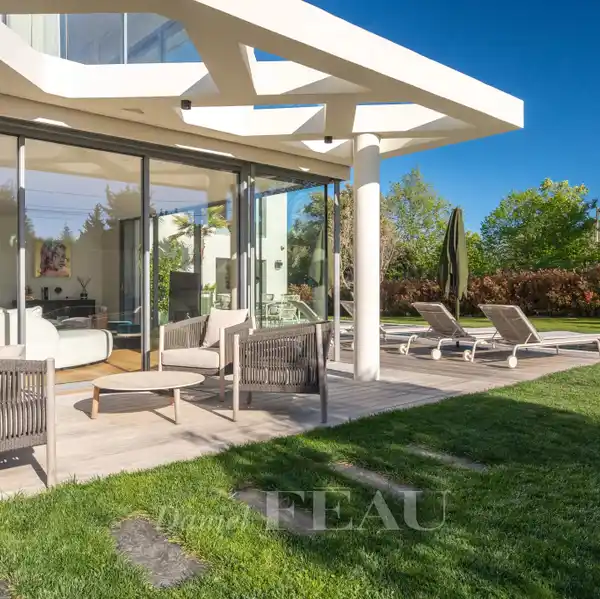 LUXURIOUS HOME WITH HOME AUTOMATION INCLUDED