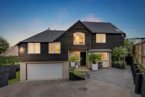 Tastefully Modernised Cedar and Hinuera Stone Home