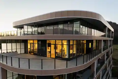 Sophisticated Sub-Penthouse