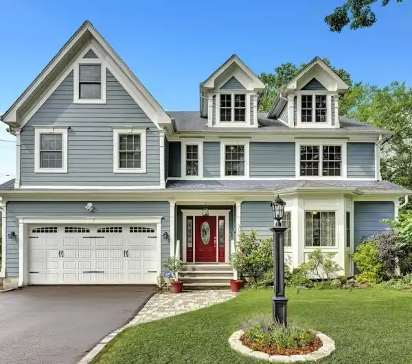 EXQUISITE HOME IN A TRANQUIL NEIGHBORHOOD