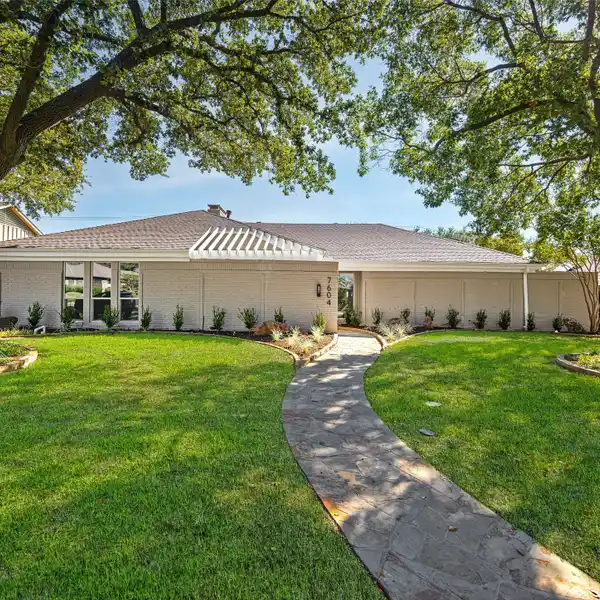 ELEGANT DINING ROOM WITH SCENIC VIEWS