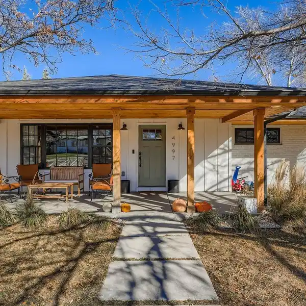 GRACEFULLY MODERNIZED RANCH WITH DESIGNER TOUCHES