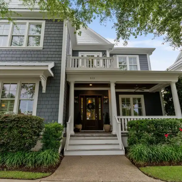 TIMELESS COASTAL ELEGANCE IN AUTUMN HALL