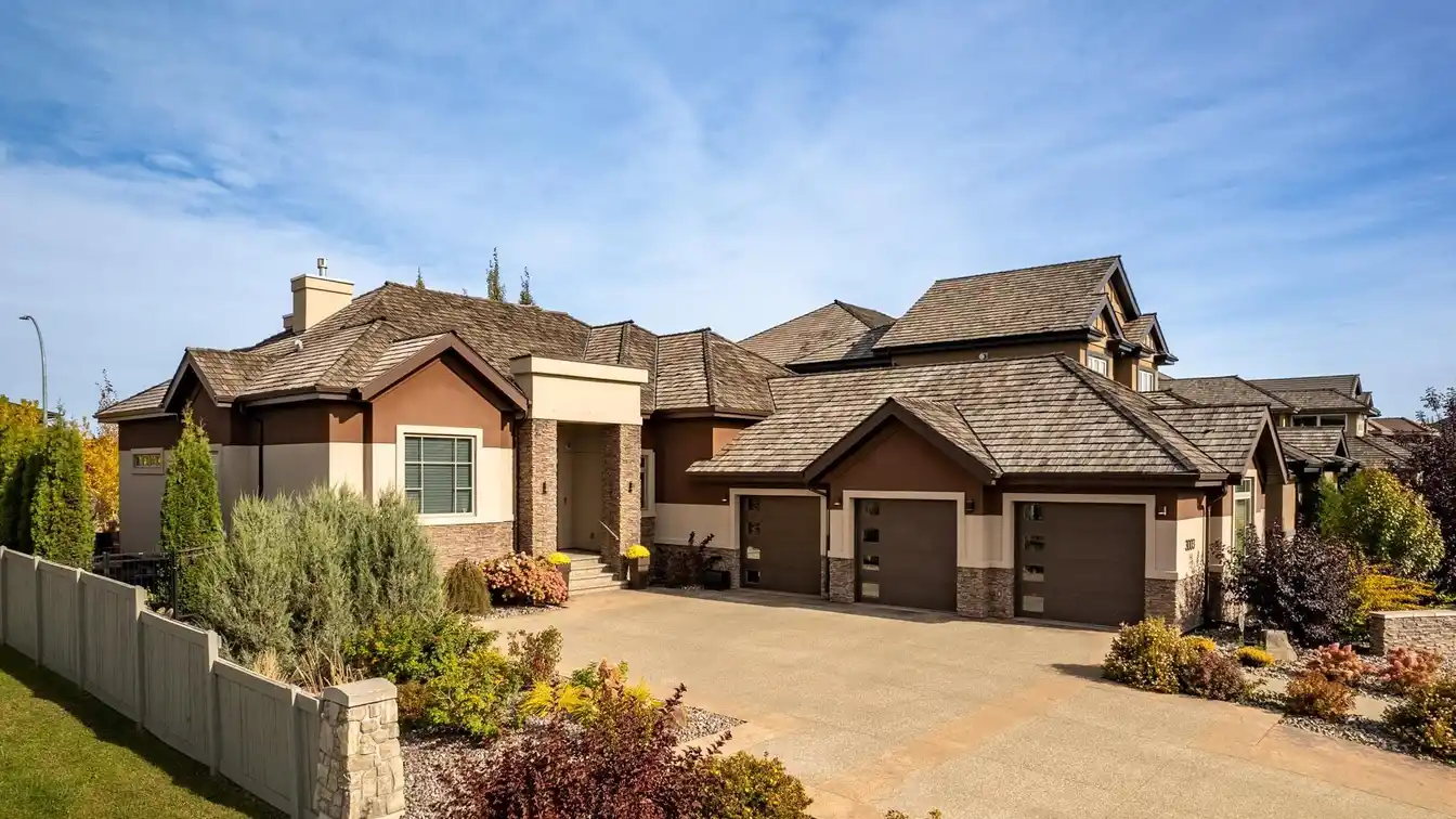 Luxury Walkout Bungalow in Upper Windermere
