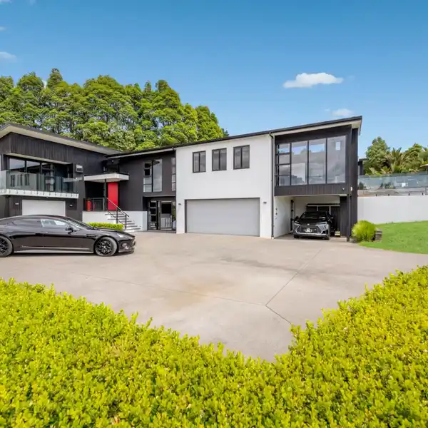 SPACIOUS MODERN COUNTRY HOME