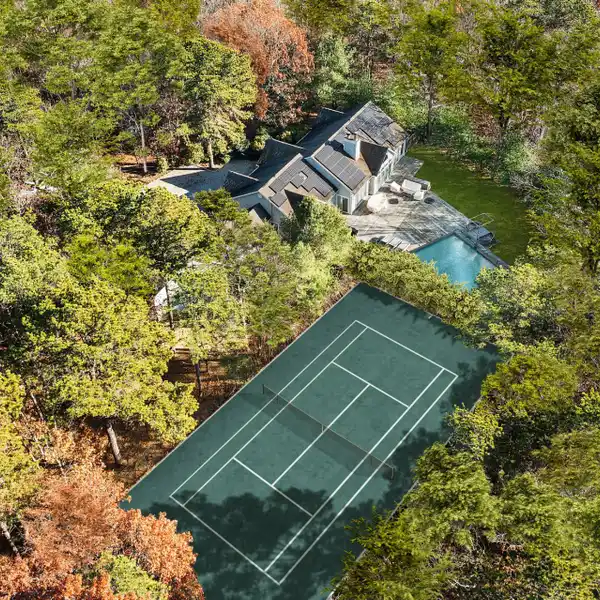 SERENE HAMPTONS RETREAT WITH INCREDIBLE AMMENITIES