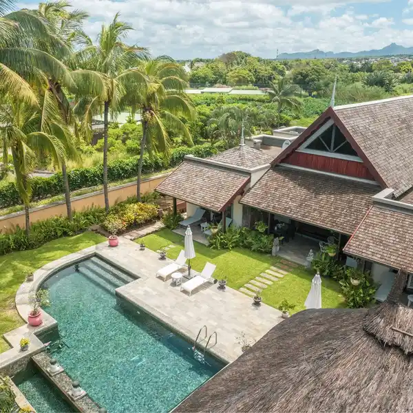 RESORT-STYLE TROPICAL RETREAT