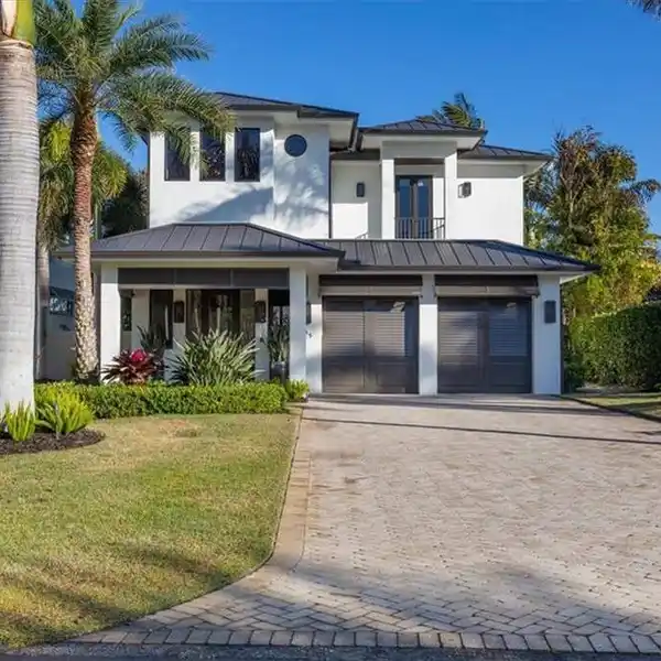 ELEGANT RESIDENCE IN PRESTIGIOUS MOORINGS