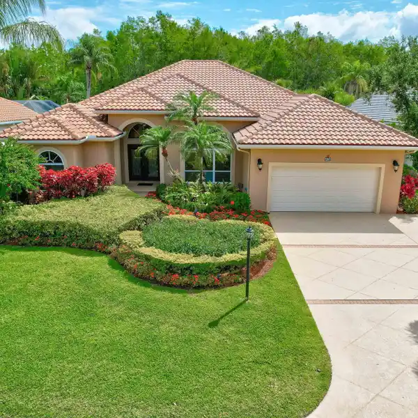 CUSTOM HOME IN A TROPICAL PARADISE SETTING