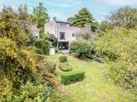 ARCHITECT-DESIGNED PROPERTY WITH COMMANDING VIEW