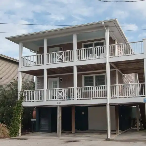 CLASSIC BEACH HOUSE ON BLOCK FROM THE OCEAN
