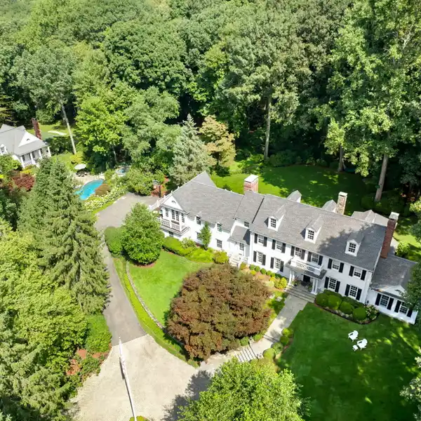 SPECTACULAR COMPOUND IN A MAGICAL SETTING