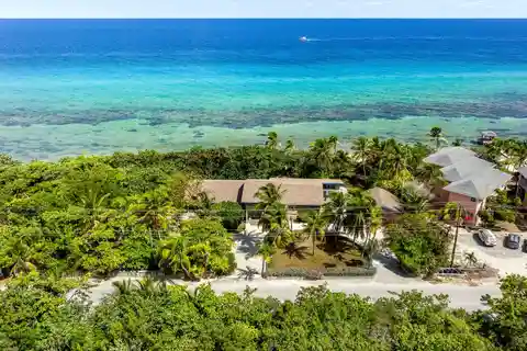 Turquoise Waterfront Retreat in Grand Cayman