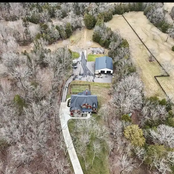 PEACEFUL LUXURY HOME WITH EQUESTRIAN APPEAL