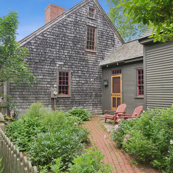 ANTIQUE FARMHOUSE THE HISTORIC HEART OF YARMOUTH VILLAGE