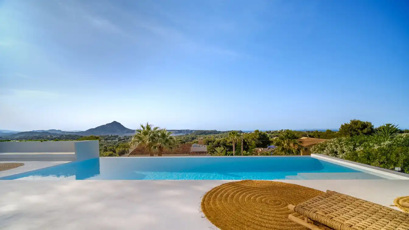 Renovated Villa with Beautiful Sea Views