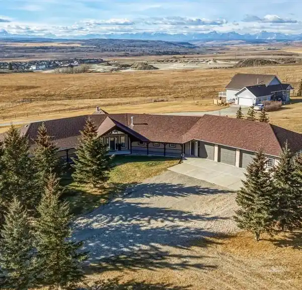 MOUNTAIN VIEW MASTERPIECE WITH TIMELESS COUNTRY CHARM