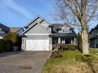 Warm and Inviting Home in Sought-after Heritage Trail