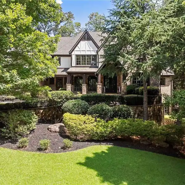 PERFECT BLEND OF TIMELESS SOPHISTICATION AND RELAXED LUXURY