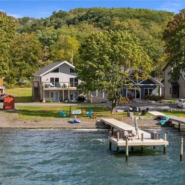 NEWER LAKEFRONT CHALET