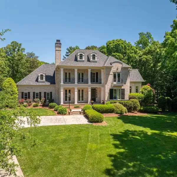 RARE AND STATELY PRIVATE RESIDENCE IN BELMONT