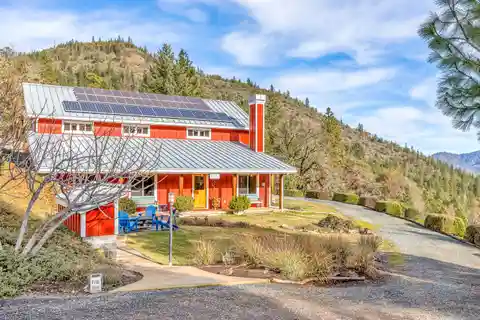 Private 95-Acre Custom Home Near Rogue River