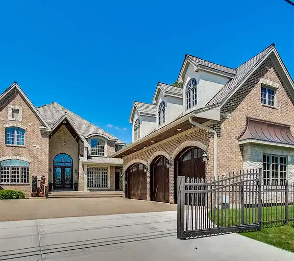 GRAND LAKEFRONT ESTATE WITH EXCEPTIONAL AMENITIES