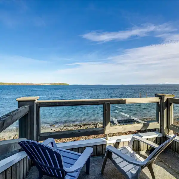 BEACHFRONT HOME IN THE DIAMOND POINT AREA