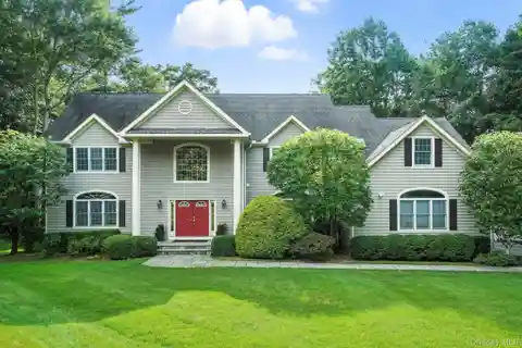 Elegant Colonial Living in the Heart of Briarcliff Manor