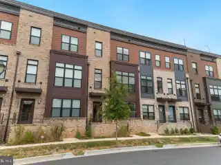 Immaculate Townhome in Tower Oaks