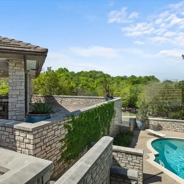 RARE ARCHITECT-DESIGNED SINGLE-LEVEL ESTATE ON 8.77 ACRES