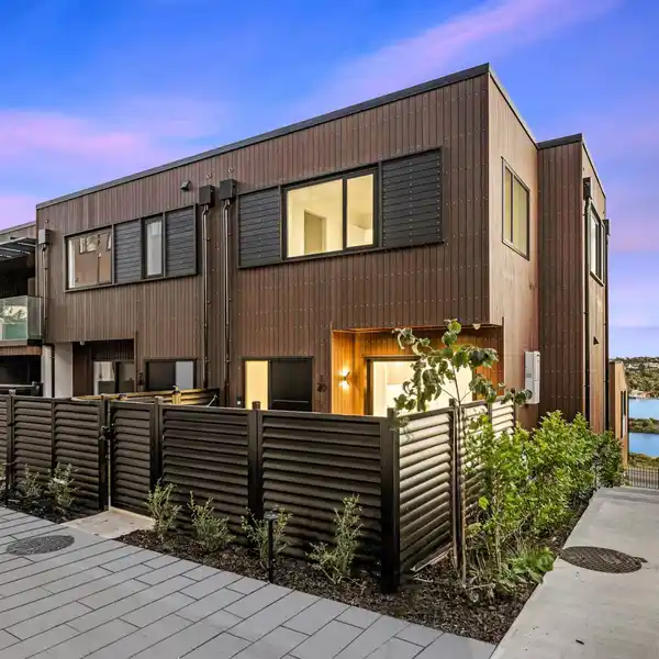 ENVIABLE URBAN-COASTAL TOWNHOUSE