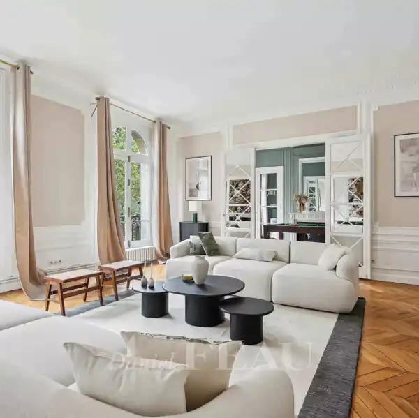 MAGNIFICENT FAMILY APARTMENT WITH SUPERB VIEW OF THE EIFFEL TOWER