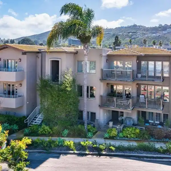EXCEPTIONAL RESIDENCE IN THE VIBRANT HEART OF LA JOLLA SHORES