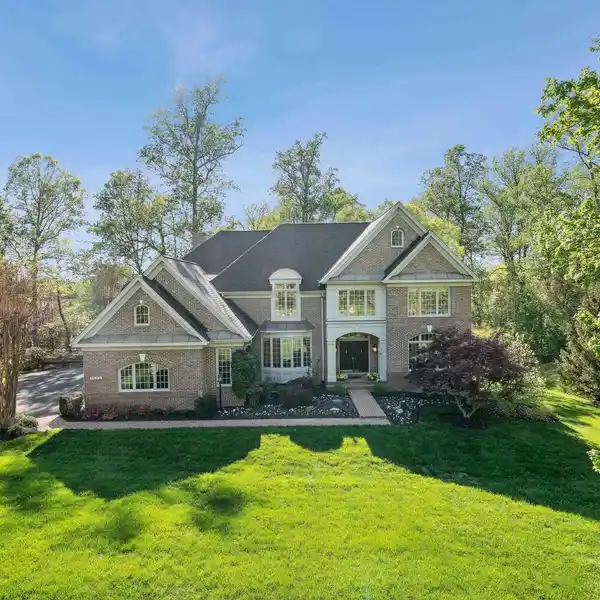 EXQUISITE CUSTOM HOME IN PRESTIGIOUS ELGIN MANOR