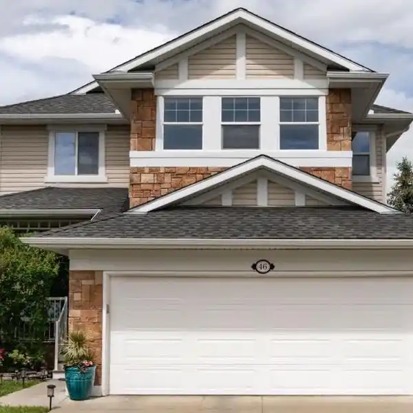 BEAUTIFULLY MAINTAINED HOME ON AN OVERSIZED LOT IN CRESTMONT