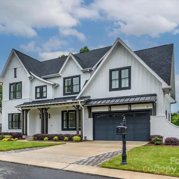 IMMACULATE OPEN-PLAN MODERN FARMHOUSE