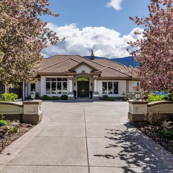 SPRAWLING TUSCAN-INSPIRED RANCHER WITH 180-DEGREE LAKE VIEWS